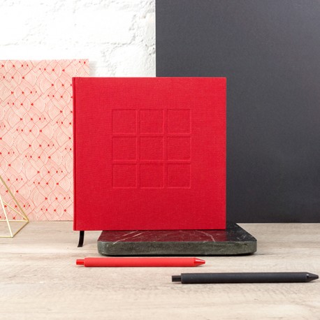 LDO003 - Livre d'or M&P sur-mesure - Couverture tout toile rouge avec gaufrage du sigle de la galerie - Signet noir