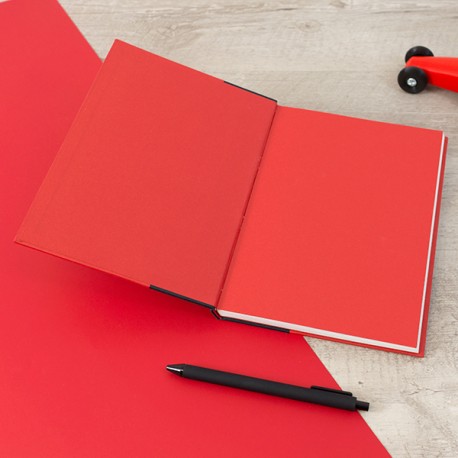 Pages de garde en papier uni de couleur rouge.